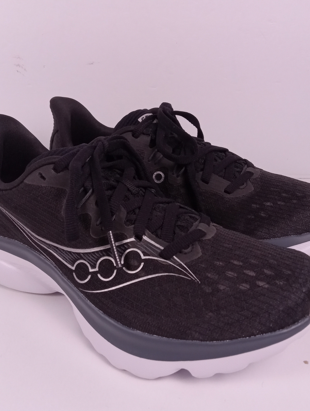 Saucony Kinvara 16 Shoes Womens 7 Black White Running Athletic Walking Sneakers